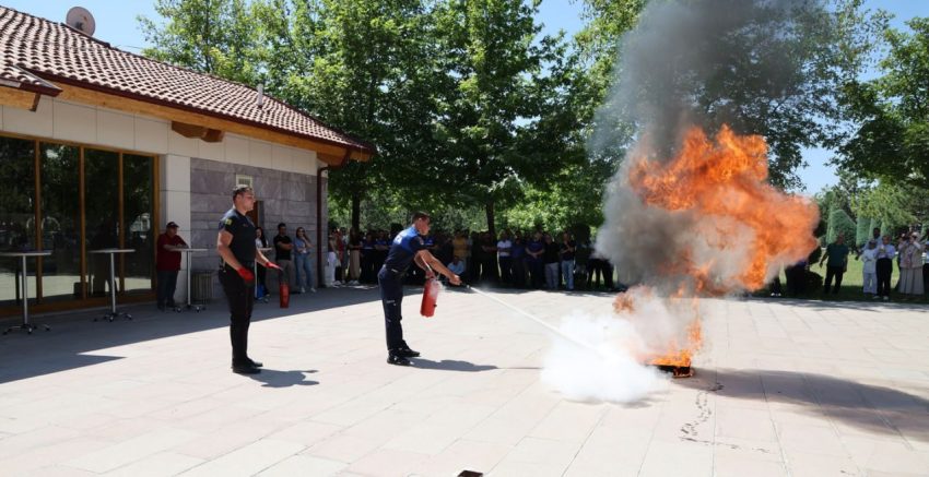 SELÇUKLU BELEDİYESİ PERSONELİNE UYGULAMALI YANGIN EĞİTİMİ