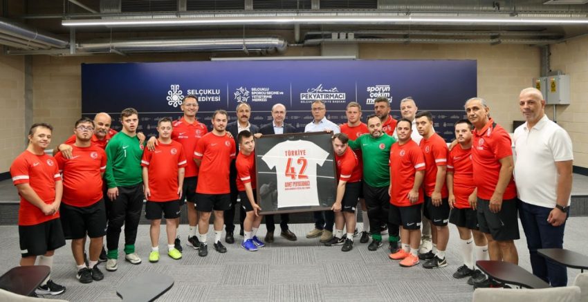 BAŞKAN PEKYATIRMACI, DOWN SENDROMLU FUTSAL MİLLİ TAKIMI İLE BİR ARAYA GELDİ