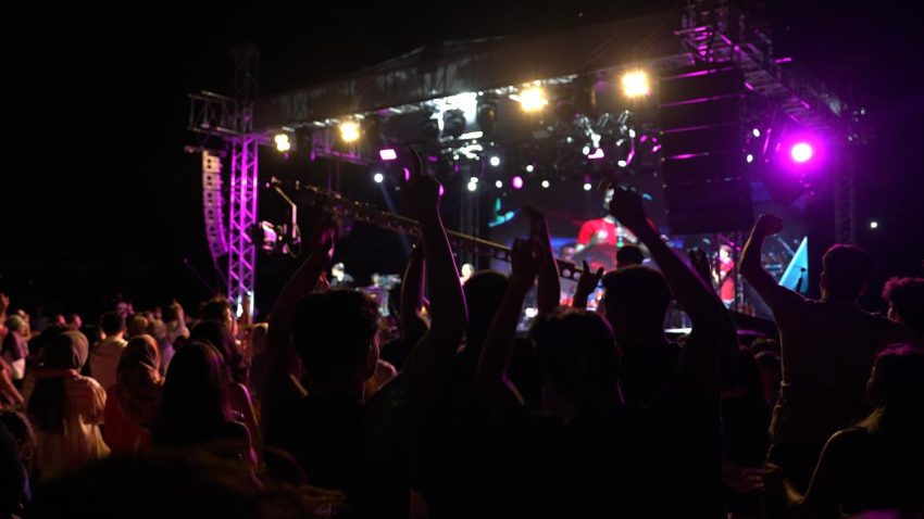 SELÇUKLU’DA 2000’LER TÜRKÇE POP RÜZGARI ESTİ