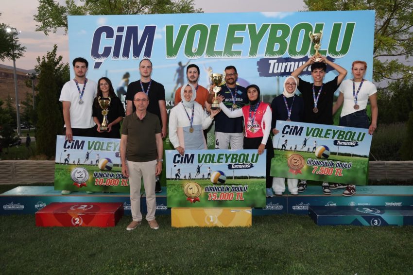 SELÇUKLU’DA ÇİM VOLEYBOLU HEYECANI ÖDÜL TÖRENİYLE SONA ERDİ