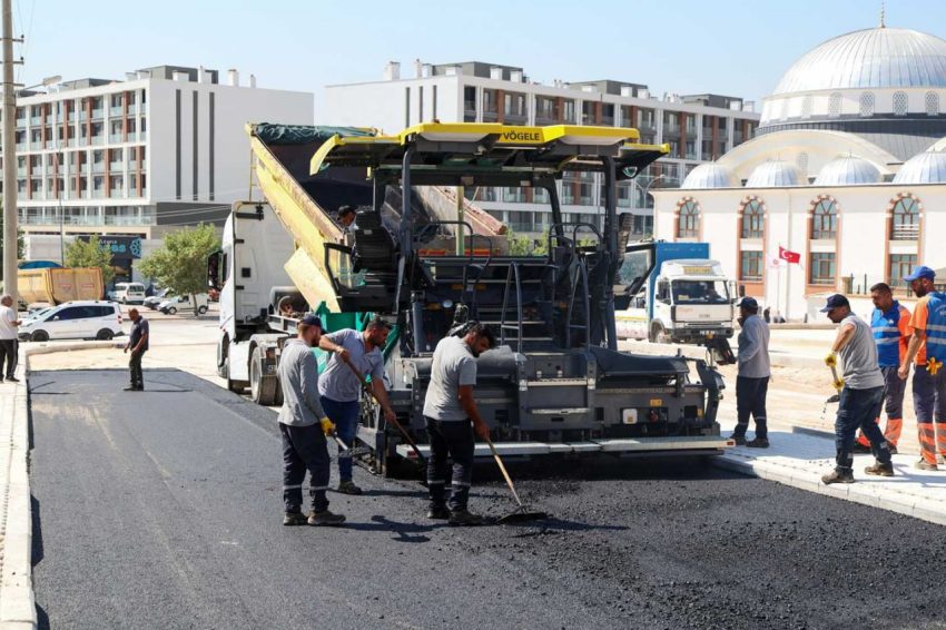 SELÇUKLU’DA YOL KONFORUNU ARTIRAN ÇALIŞMALAR HIZ KESMEDEN SÜRÜYOR