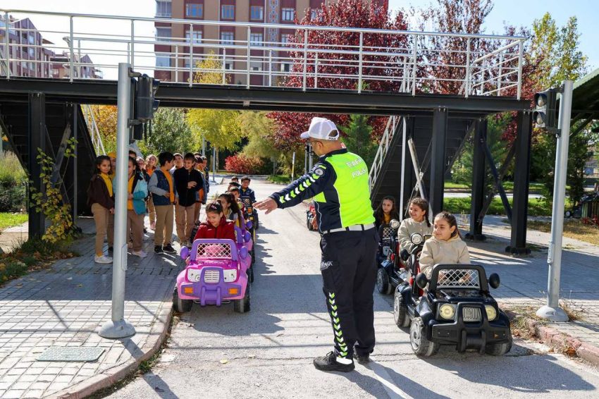 SELÇUKLU’DA ÇOCUKLARA KÜÇÜK YAŞTA TRAFİK BİLİNCİ KAZANDIRILIYOR